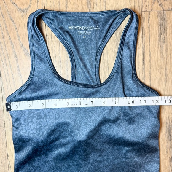 Beyond Yoga First Class Cropped Racerback Tank in Distressed Sheen Navy Blue XS - Picture 6 of 11